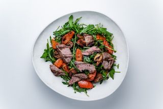 Зелений салат з яловичиною