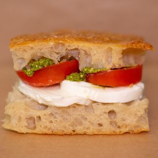 Sandwich cu mozzarella e pesto