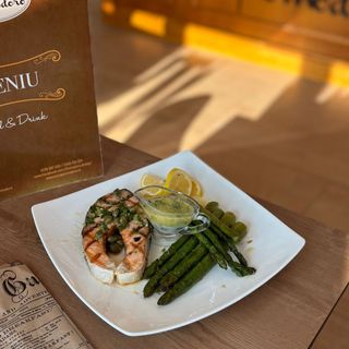 Somon la grătar cu sparanghel sote  și sos meuniere