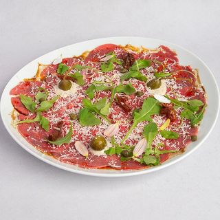 Carpaccio z cielęciny z sosem balsamicznym i zieleniną