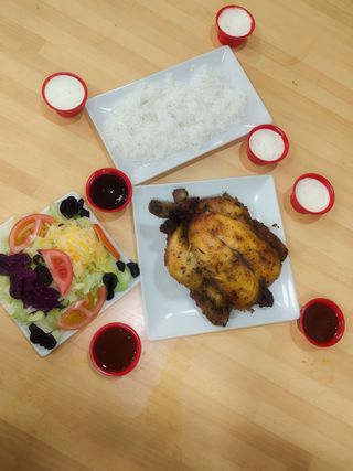 Pollo A L'Ast Con Ensalada Especial Con Arroz Y Croquetas De Pollo