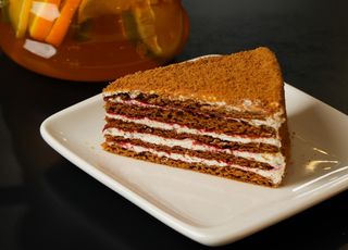 თაფლის ნამცხვარი მარწყვით Honey cake with strawberries