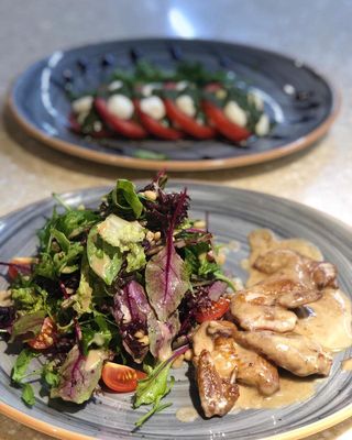 Салат с перепелкой в сливочном соусе  