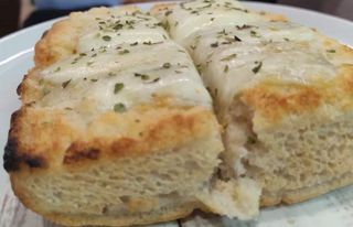 Foccacia De Ajo Y Mozzarella
