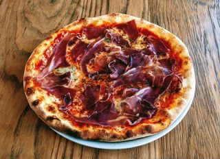 Pizza gorgonzola con prosciutto di parma