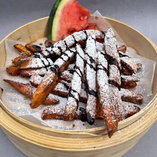 Bataty na słodko z cukrem pudrem i polewą