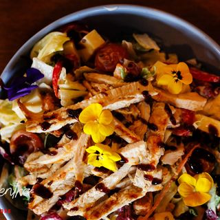 Salata cu piept de pui si dreassing de iaurt cu lime si miere