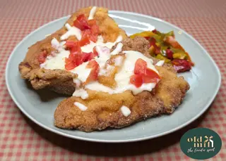 Snitel cotlet porc cu mozzarella si salsa..