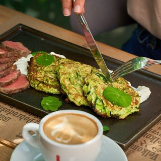 Blinii din zucchini cu roast beef