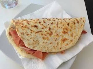 Piadina con prosciutto crudo, mozzarella, insalata, pomodoro fresco e maionese