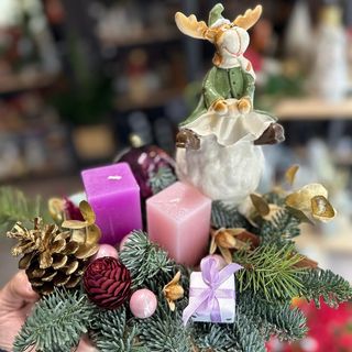 Aranjament pe felie cu statuetă