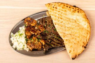 1/2 teleća jetra i 1/2 pileći steak sa žara