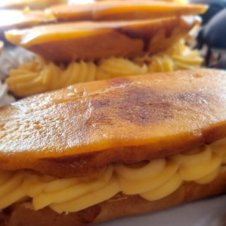 Briox de crema pastelera y yema tostada 