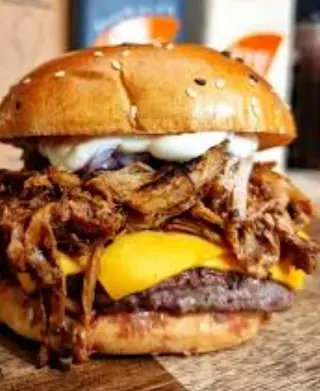 Hamburguesa De Black Angus 200g Y Cerdo A La Barbacoa
