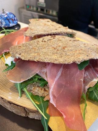 Prosciutto crudo, stracchino e rucola