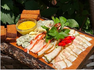 Чотири види сала з грінками, гірчицею та часником (300г)