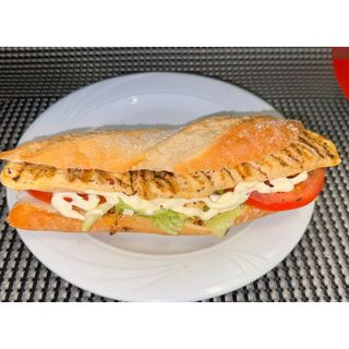 Bocadillo de pollo con bebida