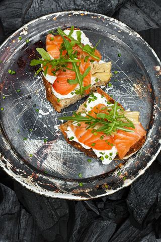 Велика брускета зі слабосолоним лососем і трюфельним сиром