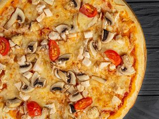 Піца курка з грибами