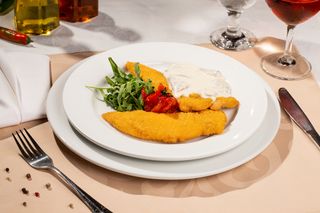 Snitel de porc pane cu sos de ciuperci