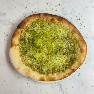 Focaccia all'aglio con queso