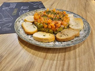Tartar de salmón marinado con aguacate