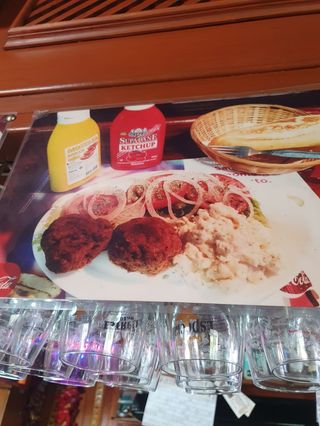 Hamburguesa Frita Con Ensada De Papas