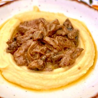 Бефстроганов з філе яловичини та картопляним пюре