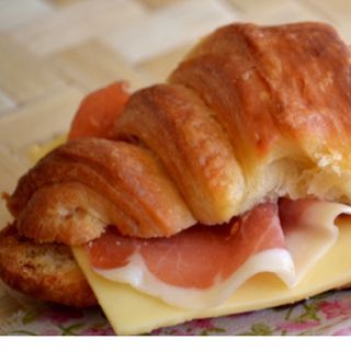 Croissant serrano