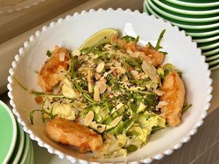 Салат з кріспі  куркою та азійською заправкою (300g)