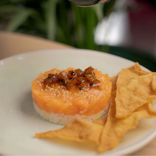 Timbal De Salmón Con Maracuyá Y Piña