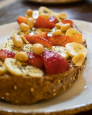 Tostada de manteca de cacahuete, plátano y fresas