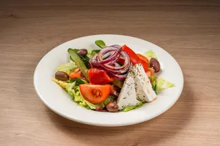Salată moldovenească cu brînză și ardei copt