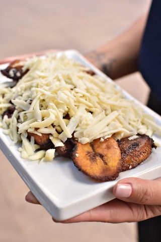 Porción de tajadas con queso