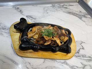 Курица на жаровне с грибами