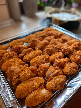 Chrupiące, pikantne Wings  i łagodne Strips z frytkami i surówką