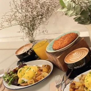 Huevos Benedictinos con Salmón,Bacon o Aguacate