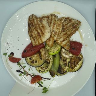 Ćureći file sa grilovanim povrćem 450 gr