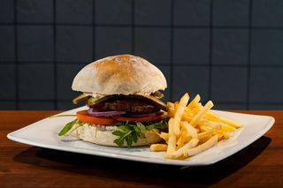 Burger wołowy z frytkami