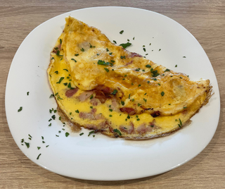 Omletă cu şuncă sau bacon