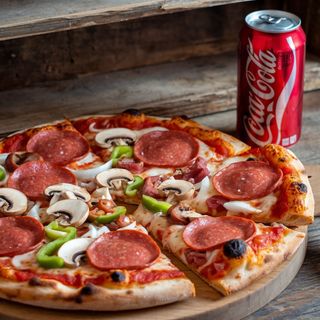 MENU ORIGINAL: 1 pizza media + bebida lata