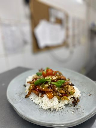 Piept de pui chinezesc  cu legume la tigaie dulce-picant 