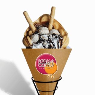 Gofr bąbelkowy z polewą malinową