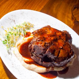 Свински джолан с пепър сос и пюре от целина (500г)