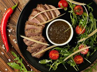 Тальята з телятини, овочевим міксом та соусом