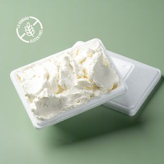 Vaschetta di panna fresca montata a frusta