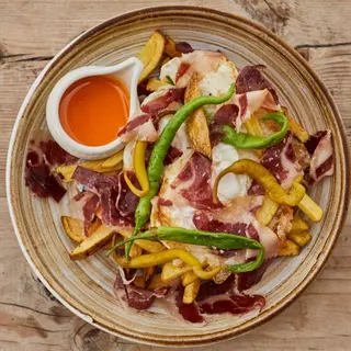Huevos rotos con Paletilla Ibérica y piparras