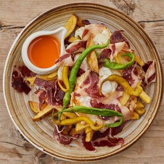 Huevos rotos con Paletilla Ibérica y Piparras