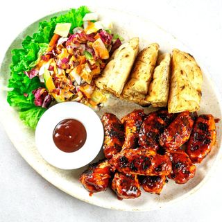 BBQ pileća krilca, salatni buket, lepinja, BBQ umak