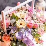 Lădiță albă cu mâner cu flori mixte